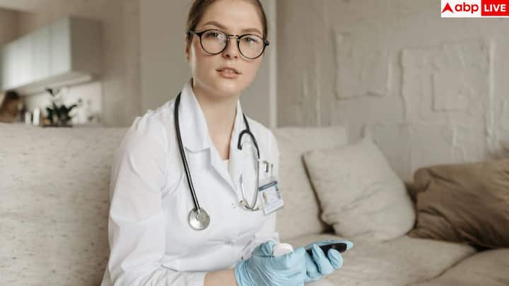 क्रिएटिनिन और eGFR किडनी की फिल्टरिंग क्षमता समझने के आसान और भरोसेमंद तरीके माने जाते हैं. डॉक्टर के अनुसार सिर्फ क्रिएटिनिन पर भरोसा नहीं किया जा सकता, eGFR असली तस्वीर दिखाता है. इससे पता चलता है कि किडनी कितने प्रतिशत क्षमता पर काम कर रही है.