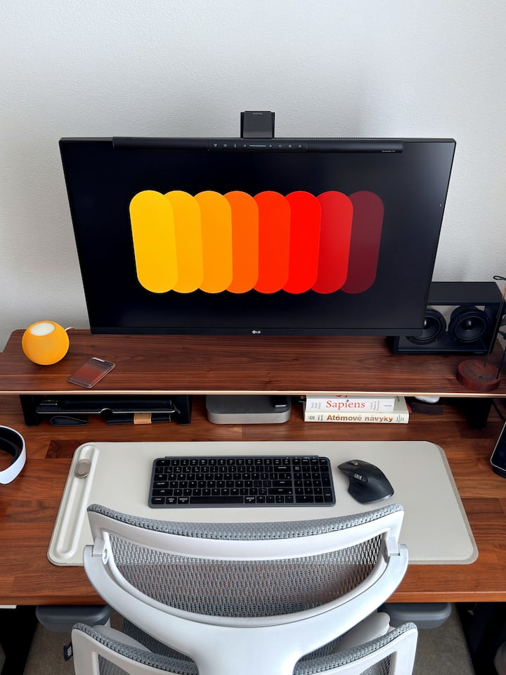 ऑफिसमध्ये टेबल आणि खुर्ची योग्य रितीने ठेवणे कामाची उत्पादकता आणि आराम दोन्हीसाठी महत्त्वाचे आहे.