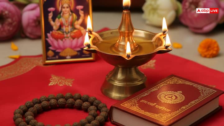 शुक्रवार के दिन मां लक्ष्मी को प्रसन्न करने के लिए घी का दीपक जलाकर हनुमान चालीसा का पाठ करें और श्रीं ह्रीं श्रीं कमले कमलालये प्रसीद प्रसीद श्रीं ह्रीं श्रीं ॐ महालक्ष्म्यै नमः मंत्र का 108 बार जाप करें.