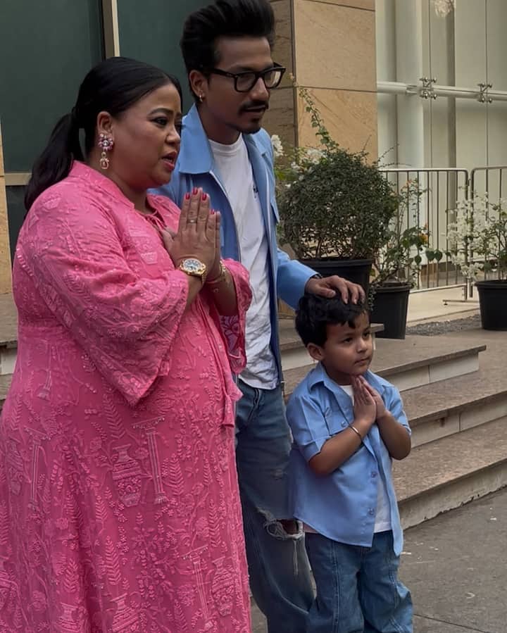 बेबी शावर में भारती पिंक कलर की गाउन में पहुंची थीं. बेबी बंप फ्लॉन्ट करते हुए भारती बहुत प्यारी लग रही थीं. वहीं गोला और हर्षि ट्विनिंग करते हुए नजर आए.