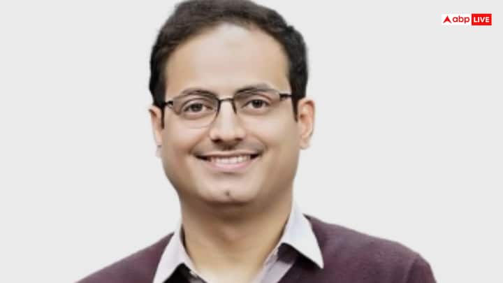 विकास दिव्यकीर्ति सर एक भारतीय सिविल सेवक, शिक्षक, लेखक और वक्ता हैं, जो दृष्टि आईएएस नामक प्रसिद्ध यूपीएससी कोचिंग संस्थान के संस्थापक और निदेशक हैं. विकास दिव्यकीर्ति के मोटिवेशनल विचार छात्रों के जीवन में सफलता का मार्ग दिखाने में सहायक होते हैं.