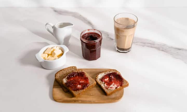 एक्सपर्ट्स बताते हैं कि सुबह उठने के 2 घंटे के अंदर प्रोटीन का सेवन करना जरूरी होता है. प्रोटीन हमारी मांसपेशियों के नुकसान की प्रक्रिया को धीमा करता है. वहीं सुबह प्रोटीन लेने से मेटाबाॅलिज्म एक्टिव रहता है और ब्लड शुगर स्थिर रहता है. इससे थकान कम होती है और स्किन भी ज्यादा टाइट दिखती है.