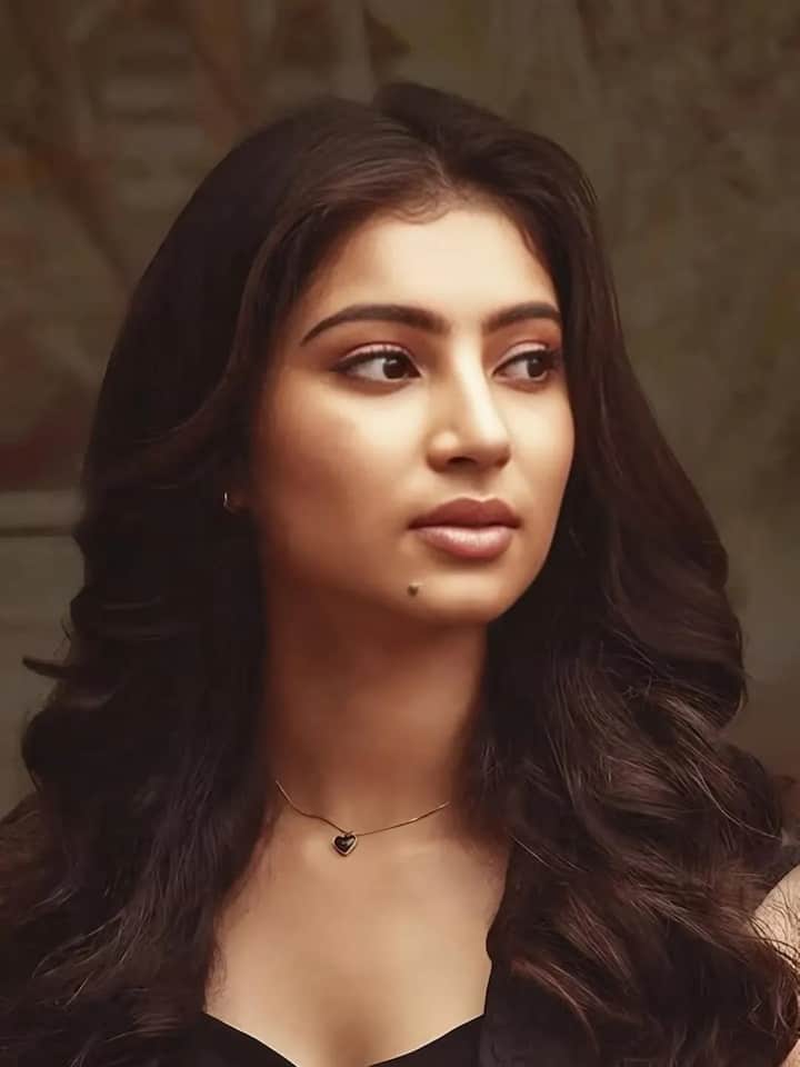 सारा अर्जुन को देवा थिरुमगल में नीला के रोल में देखा गया था. इसके बाद उन्होंने तमिल सुपरस्टार विक्रम के साथ भी काम किया है.