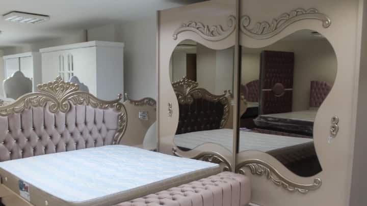 কথিত রয়েছে, আয়নার সামনে ঘুমানোর সময় মানুষের আত্মার প্রতিবিম্ব আয়নায় পড়ে। ওই সময় আত্মা শরীর ছেড়ে বেরিয়ে ঘুরে বেড়ায়। আয়নায় নিজের প্রতিবিম্ব দেখলে বিভ্রান্ত হয়ে পড়তে পারে আত্মা। প্রতিবিম্বর মধ্যে আটকে পড়তে পারে।