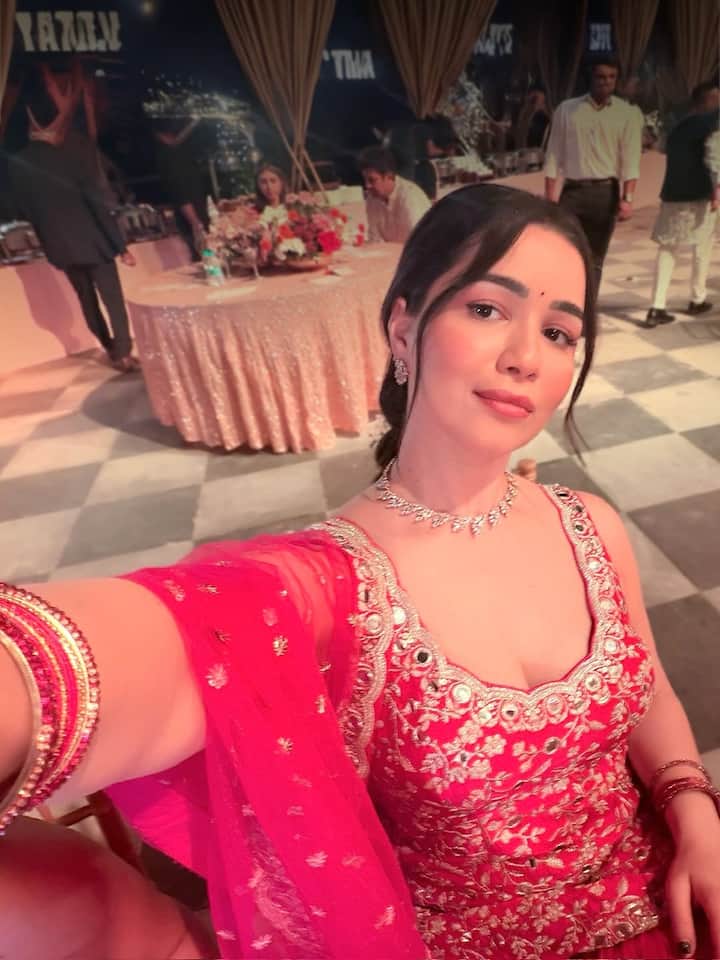 सारा तेंदुलकर भले ही बॉलीवुड का हिस्सा नहीं हैं. लेकिन उनकी खूबसूरती किसी फिल्मी एक्ट्रेस से कम भी नहीं है. हाल ही में हसीना ने अपनी लेटेस्ट फोटोज शेयर की हैं.