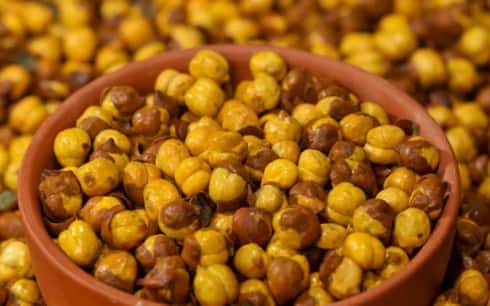 भुने हुए चने खाने से आपकी रोग प्रतिरोधक क्षमता बढ़ती है। इसमें मौजूद विटामिन और मिनरल आपको मौसमी बीमारियों से लड़ने की ताकत देते हैं।