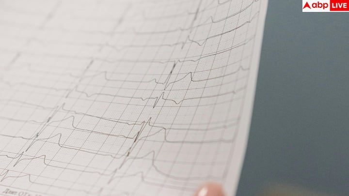 अगर रिपोर्ट में प्रोटीन अधिक हो, क्रिएटिनिन बढ़ रहा हो या यूरिन में खून मिले, तो तुरंत एक्सपर्ट से मिलना चाहिए. डॉक्टर साफ कहते हैं कि ऐसे मामलों में घरेलू नुस्खे, डिटॉक्स या हल्दी वाला दूध किसी काम के नहीं आते. समय पर पहचान और वैज्ञानिक इलाज ही किडनी को बचा सकता है.