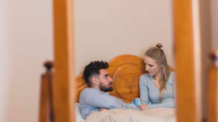 আফ্রিকা, বিশেষ করে পশ্চিম আফ্রিকার বিভিন্ন অঞ্চলে আয়না নিয়ে নানা কথা প্রচলিত রয়েছে। পূর্বপুরুষের আত্মার সঙ্গে যোগাযোগ করতে সেখানে আয়না ব্যবহার করা হয়। সেখানে ঘরের মধ্যে আয়না রাখার চল নেই।