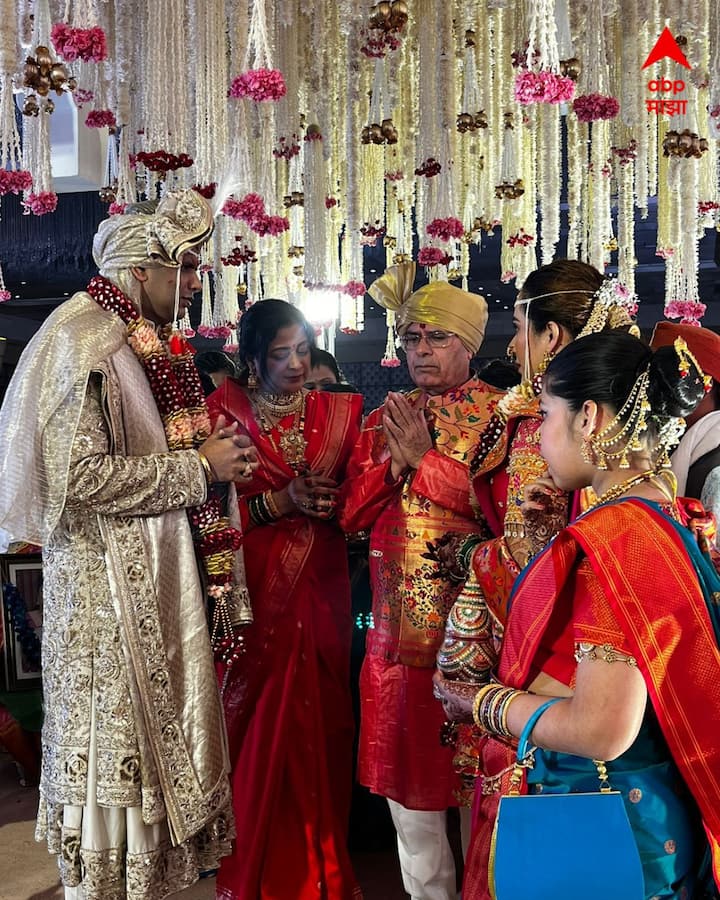 आमदार सदा सरवणकर यांचे सुपुत्र समाधान सरवणकर यांच्यासोबत 26 ऑक्टोबर रोजी तेजस्विनी लोणारीचा साखरपुडा पार पडला होता. त्यानंतर, तिच्या मेहंदी आणि हळदी सोहळ्याचेही खास फोटो, व्हिडीओ सोशल मीडियावर पाहायला मिळाले होते.