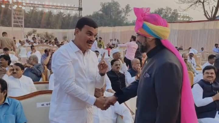 या प्रसंगी, भोसले यांनी मुख्यमंत्र्यांना 10 लाख रुपयांचा धनादेश प्रदान केला, जो लातूरमधील ओल्या दुष्काळग्रस्तांना मदत म्हणून वापरला जाईल. त्यांच्या या कृतीचे उपस्थितांनी विशेष कौतुक केले.