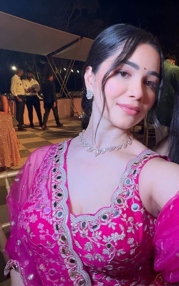 सारा तेंदुलकर की सोशल मीडिया पर कमाल की फैन फॉलोविंग देखी जाती है. फैंस उनकी एक झलक को बेकरार रहते हैं.