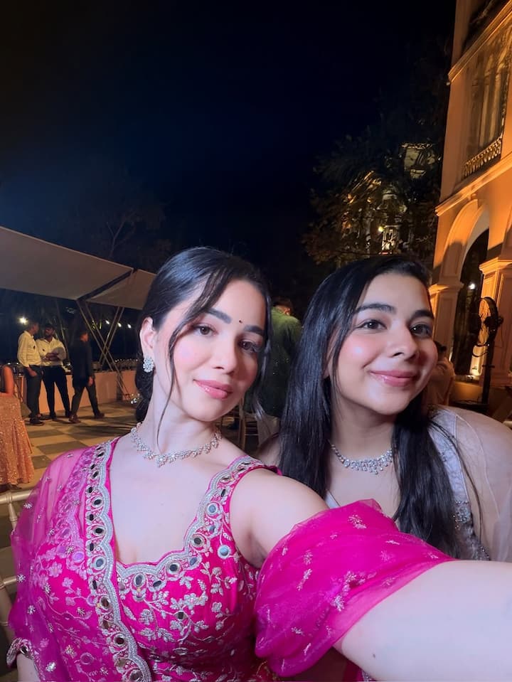 इस वायरल पोस्ट में फैंस के लाइक्स और कॉमेंट्स का सिलसिला लगातार जारी है. सचिन तेंदुलकर की लाडली ने अपने दोस्तों संग एंजॉय करते हुए कई तस्वीरें शेयर की हैं.