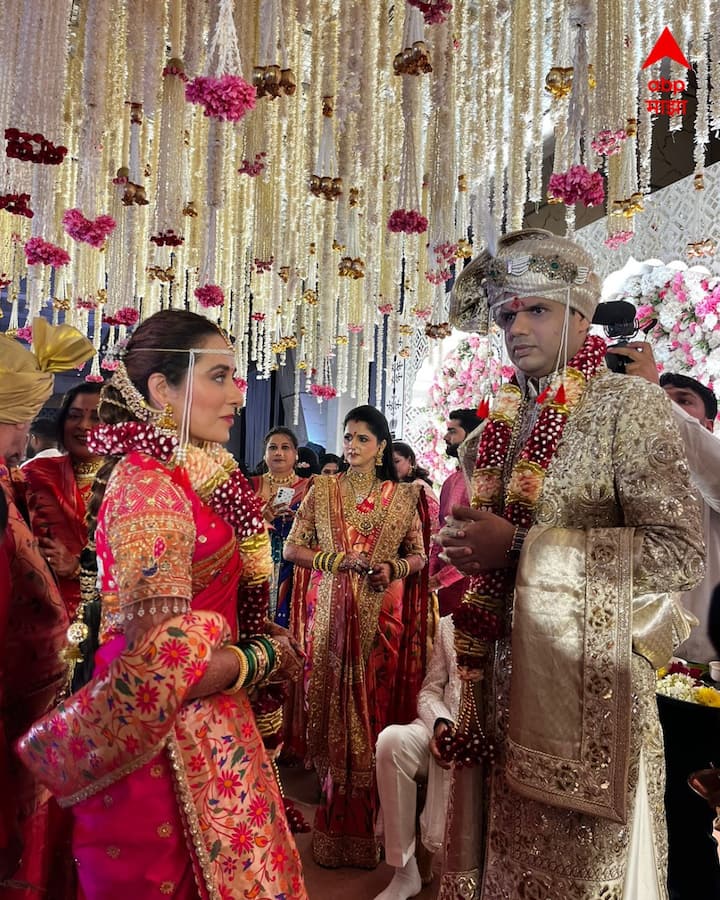 देवमाणूस या मालिकेतून तिने घराघरात, मनामनात आपलं स्थान निर्माण केलं होतं, आज सरवणकर कुटुंबीयांची सून झाल्याने तेजस्विनी आता राजकीय कुटुंबीयांशी जोडली गेली आहे.