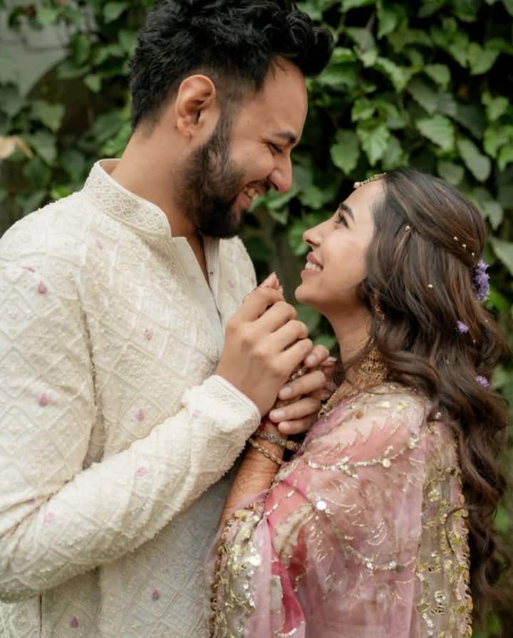 इस फोटो में कृतिका अपने पति को प्यार से निहारती नजर आ रही हैं. वहीं उनके पति भी उन्हें प्यार भरी नजरों से देख रहे हैं.