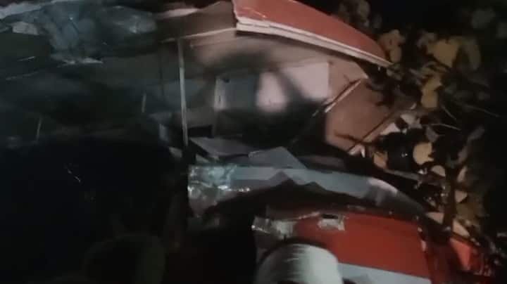 एसटी बसला ट्र्कनं धडक दिल्यानं झालेल्या अपघातात दोन प्रवासी जागीच ठार झाले तर 14 प्रवाशी गंभीर जखमी झाले आहेत.