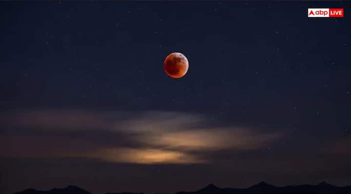 इसी झुकाव की वजह से अधिकांश पूर्णिमा पर चंद्रमा पृथ्वी की छाया के ऊपर या नीचे से गुजर जाता है और ग्रहण नहीं होता है. चंद्र ग्रहण तभी लगता है जब सूर्य, पृथ्वी और चंद्रमा पूरी तरह एक सीध में हों.