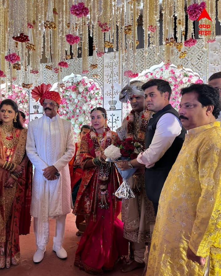 आता, दोघेही विवाहबंधनात अडकले असून तेजस्विनीने गुलाबी रंगाची पैठणी नेसल्याचं दिसून येत आहे. वधूच्या गेटअपमध्ये तिचं सौंदर्य अधिकच खुलून दिसतं. तर समाधान यांनी ऑफव्हाइट रंगाचा शेरवानी परिधान केली आहे.