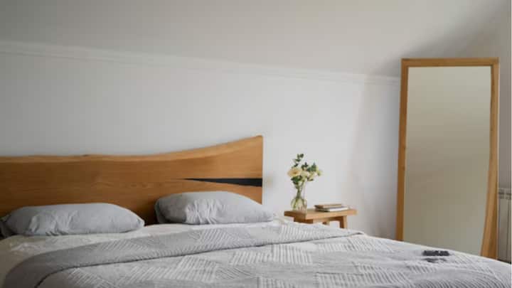 বলকান লোককথা অনুযায়ী, ঘরের মধ্যে আয়না রাখাই উচিত নয়। আয়না থাকলেও, অমাবস্যা, গ্রহণের সময় তা সরিয়ে ফেলা হয়, ঢেকে দেওয়া হয় কাপড়ে। কেউ অসুস্থ হলে, তাঁর ঘরেও আয়না রাখা হয় না।