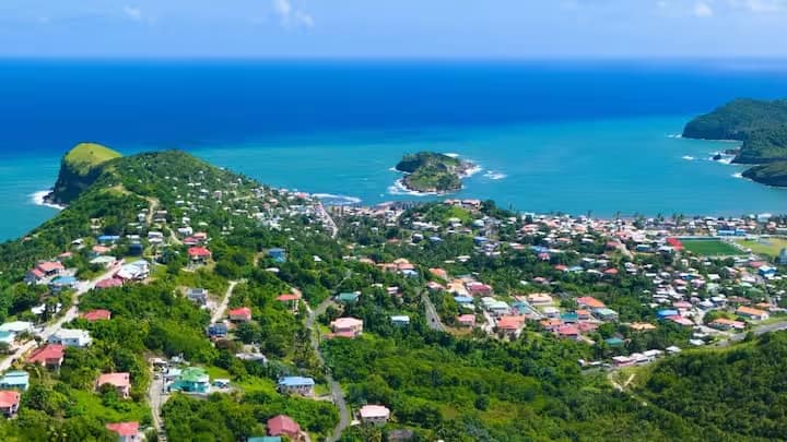 આ ભૂમિ એક સમયે વન્યજીવન અને સ્વદેશી સંસ્કૃતિની મુક્ત દુનિયા હતી. ઇતિહાસમાં પાછળ ફરીને જોતાં, સેન્ટ લુસિયાનો ભૂતકાળ કોઈ ફિલ્મી પટકથાથી ઓછો નથી - જે સંઘર્ષ, આક્રમણ અને સત્તા સંઘર્ષોથી ભરેલો છે. આ ટાપુ ક્યારેક અરાવક દ્વારા નિયંત્રિત હતો તો ક્યારેક કાલિનાગો જાતિઓ દ્વારા.