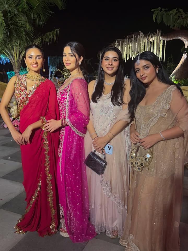 सारा का ये आउटफिट शादी सीजन के लिए बिल्कुल परफेक्ट है. उन्होंने पिंक कलर का हैवी डिजाइनर सूट कैरी किया है जो बैकलेस और स्लीवलेस है. इसके साथ उनका ये सेम कलर का दुपट्टा भी बहुत प्यारा लग रहा है.