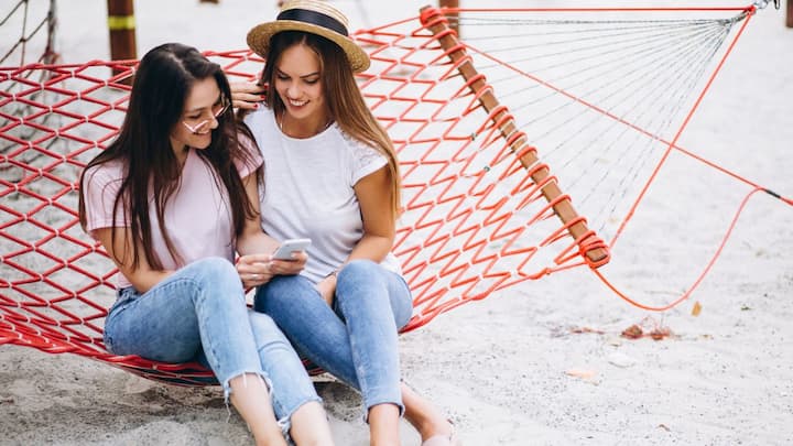 दूसरे नंबर पर मौजूद आइसलैंड महिलाओं के लिए दुनिया के सबसे सुरक्षित देशों में है. यहां का समाज महिलाओं को आर्थिक रूप से आत्मनिर्भर बनाने पर सबसे ज्यादा जोर देता है.