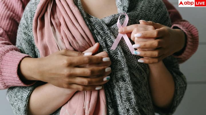 दूसरा संकेत है रात में पसीना. डॉक्टर बताते हैं कि कैंसर सेल्स इंफ्लेमेटरी प्रोटीन छोड़ते हैं, जिससे शरीर में हल्का बुखार और रात में पसीना आने लगता है. कई रिपोर्टों में यह बताया गया है कि कैंसर से जुड़े नाइट स्वेट्स अक्सर बहुत तेज और असामान्य होते हैं.