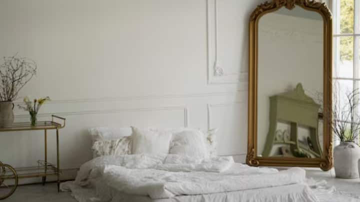 Sleep Facing a Mirror: দেশ ও সংস্কৃতি অনুযায়ী এক এক রকমের কথা শোনা যায়। ছবি: ফ্রিপিক, পিক্সাবে।