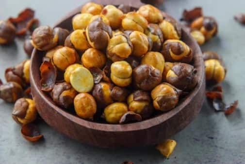 જો તમે કડકડતી ઠંડી દરમિયાન તમારા શરીરને ગરમ અને અંદરથી ઉર્જાવાન રાખવા માંગતા હોય તો તમારા રસોડામાં શેકેલા ચણા કોઈ સુપરફૂડથી ઓછા નથી. ચણા આપણા સ્વાસ્થ્ય માટે ખૂબ જ ફાયદાકારક છે. તેના સેવનથી શરીરને નવી ઊર્જા મળે છે.