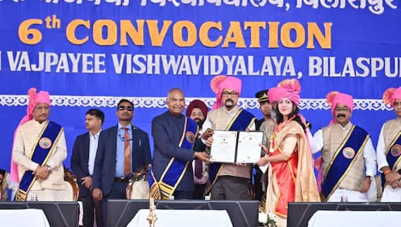 अटल बिहारी वाजपेयी विश्वविद्यालय के दीक्षांत समारोह में शामिल हुए पूर्व राष्ट्रपति कोविंद, CM साय भी शामिल