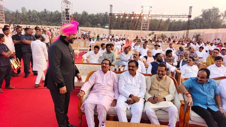 लग्नासारख्या कौटुंबिक आणि आनंददायी सोहळ्याच्या माध्यमातून समाजाप्रती असलेली जबाबदारी जपण्याचा हा प्रयत्न निश्चितच प्रेरणादायी आहे. ओल्या दुष्काळाच्या संकटात सापडलेल्या लातूर जिल्ह्यातील जनतेसाठी हा निधी मोठा आधार ठरेल, अशी अपेक्षा व्यक्त केली जात आहे.