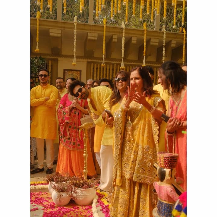 पीले कुर्ते में कार्तिक का जबरदस्त लुक देखने को मिला था. हल्दी से संगीत तक में एक्टर जमकर नाचे भी थे.