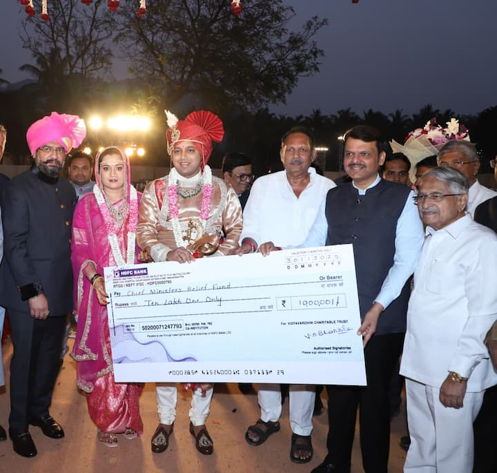 या विवाह सोहळ्यामध्ये अनेक राजकीय आणि सामाजिक क्षेत्रांतील महत्त्वाच्या व्यक्ती उपस्थित होत्या. त्यामध्ये, राष्ट्रवादी काँग्रेस शरद पवार गटाचे नेते जयंत पाटील आणि भाजप आमदार गोपीचंद पडळकर हेही आगे-मागे रांगेत बसल्याचं दिसून आलं.