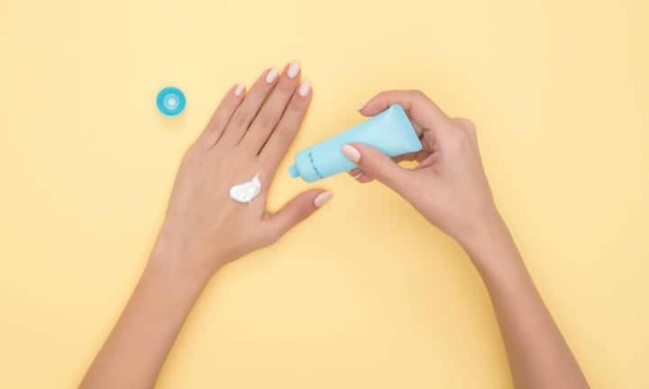 इसके अलावा सुबह का मौसम स्किन को तेजी से ड्राई कर देता है. ऐसे में हल्का मॉइश्चराइजर और सनस्क्रीन लगाने से स्किन पर ऑक्सीडेटिव डैमेज कम होता है और कोलेजन सुरक्षित रहता है जो उम्र बढ़ने पर घटने लगता है. वहीं खिड़की के पास बैठने पर भी स्किन पर यूवी किरणों का असर पड़ सकता है.