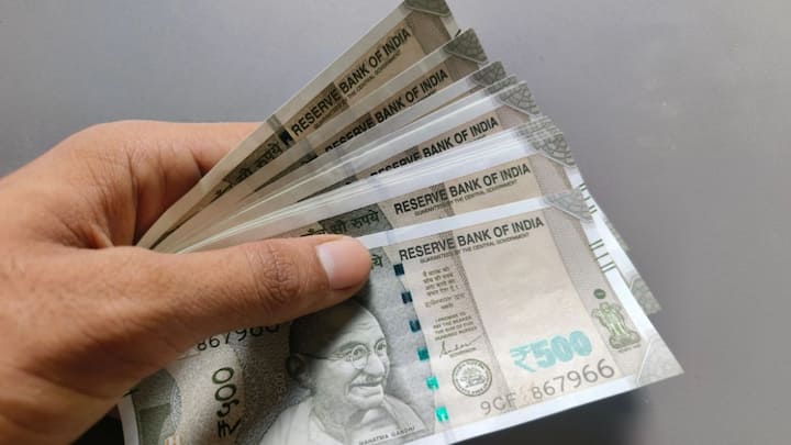 इससे महिलाओं को अपनी जरूरतें बेहतर तरीके से प्लान करने में मदद मिलेगी. योजना में अहम बदलाव यह है कि अब हर महीने 2100 रुपये नहीं मिलेंगे. इसके बजाय सरकार हर तीन महीने में एकसाथ 6300 रुपये भेजेगी. रकम वही है बस सीधे एक बार में मिलेगी.