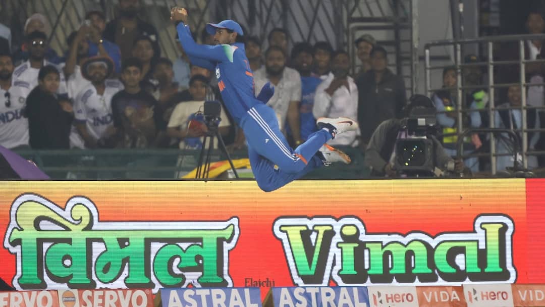 Tilak Varma saved 5 runs by flying like Superman ind vs sa Rohit Sharma Aiden Markram VIDEO: तिलक वर्मा ने ‘सुपरमैन’ की तरह उड़कर बचाए 5 रन, देखकर एडन मार्करम भी हो गए हैरान