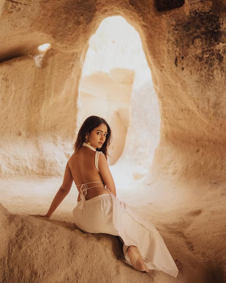 त्रिधा चौधरी अक्सर अपने फैंस के बीच ग्लैमर और बोल्ड लुक के कारण सुर्खियों में रहती हैं. उन्हें वेब सीरीज आश्रम में बॉबी देओल के साथ ग्लैमरस और बोल्ड अंदाज़ में देखा गया था.