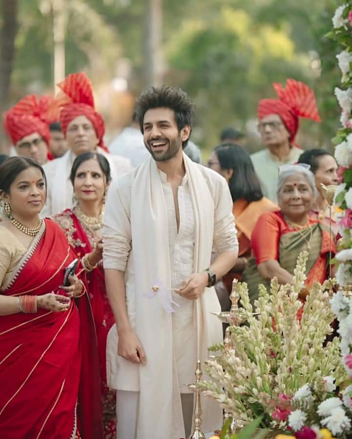 बहन की शादी में कार्तिक आर्यन का लुक भी काफी शानदार लगा. ऑफ व्हाइट कलर के कुर्ते में कार्तिक का स्टाइल बेहद हैंडसम लग रहे थे.