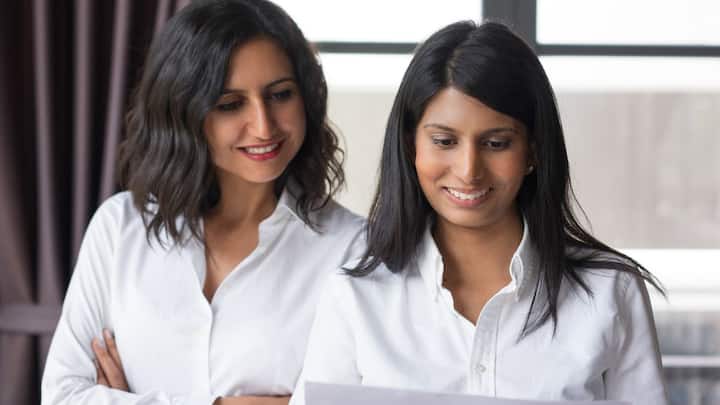 पांचवे स्थान पर फिनलैंड महिलाओं के लिए उच्च सुरक्षा और सम्मान का प्रतीक माना जाता है. संसद से लेकर मंत्रिमंडल तक, महिलाओं की भागीदारी किसी को हैरान नहीं करती. शिक्षा और स्वास्थ्य सुविधाएं इतनी सक्षम हैं कि महिलाओं की स्वायत्तता सिर्फ सोच नहीं, व्यवहारिक जीवन का हिस्सा है. सार्वजनिक स्थानों पर सुरक्षा इतनी पुख्ता है कि यहां देर रात अकेले सफर करना भी सामान्य है.