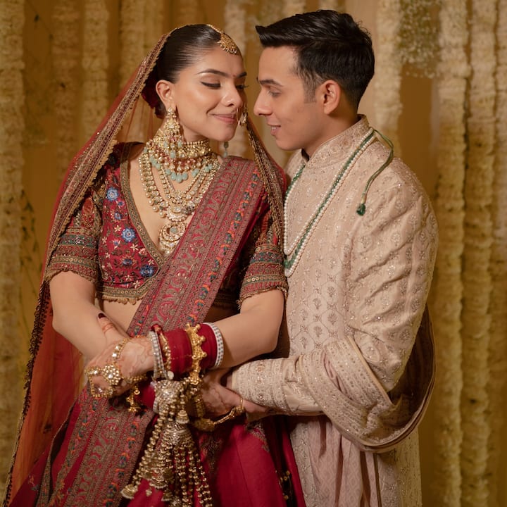 सिंगर अनुव जैन ने अपनी लॉन्गटाइम गर्लफ्रेंड हृदि नारंग से 14 फरवरी 2025 को दिल्ली में शादी की थी. हृदि एक मार्केटिंग प्रोफेशनल हैं.