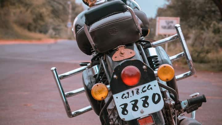 रिपोर्ट्स आ रही हैं कि कई राज्यों में ऐसी सारी बिड्स को रद्द कर दिया जाता है, जहां विजेता भुगतान नहीं कर पाते या उन्होंने आगे बढ़ने से मना कर दिया. उदाहरण के लिए, हाल-ही में एक मामले में वीआईपी नंबर HR88B8888 को फिर से नीलामी के लिए खोल दिया गया क्योंकि पहले बोली जीतने वाला व्यक्ति भुगतान नहीं कर पाया था.