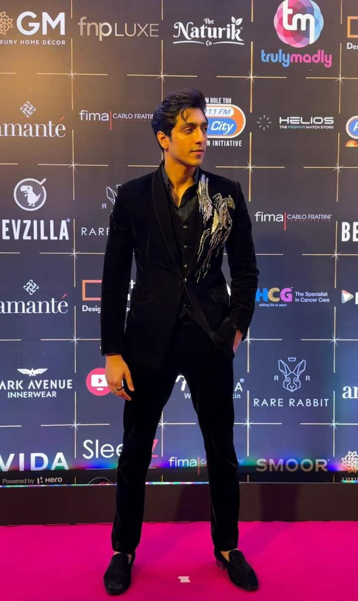 बॉलीवुड के उभरते हुए सितारे अहान पांडे भी इस इवेंट का हिस्सा बने. ऑल ब्लैक आउटफिट में एक्टर का डैशिंग अंदाज देखा गया. अपनी प्यारी सी स्माइल और चार्मिंग लुक से अहान पांडे की तस्वीरें सोशल मीडिया पर वायरल हो रही हैं. उनका ये लुक भी फैंस को बहुत पसंद आ रहा है.