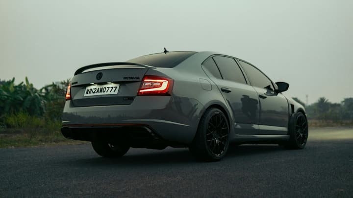 असल में, फैंसी नंबर लेना कानूनी है बशर्ते आप सारी पंजीकरण प्रक्रिया सही तरीके से करें, राज्य द्वारा निर्धारित फॉर्मेट का पालन करें, और भुगतान समय पर करें, लेकिन अगर नियमों से हटकर नंबर प्लेट खुद से या स्टिकर लगाकर बदल ली जाए तो जुर्माना मुश्किल से बचना मुश्किल है.