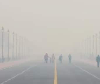 ਅੱਜ ਵੀ ਪੰਜਾਬ ਦੇ 8 ਜ਼ਿਲ੍ਹਿਆਂ ਵਿੱਚ ਸਰਦੀ ਲਈ ਯੈਲੋ ਅਲਰਟ ਜਾਰੀ ਹੈ। ਧੁੰਦ ਵੀ ਛਾਈ ਹੋਈ ਹੈ। ਪਿਛਲੇ 24 ਘੰਟਿਆਂ ਵਿੱਚ ਰਾਜ ਦੇ ਤਾਪਮਾਨ ਵਿੱਚ 0.6 ਡਿਗਰੀ ਦੀ ਕਮੀ ਦਰਜ ਕੀਤੀ ਗਈ ਹੈ, ਜੋ ਕਿ ਆਮ ਤਾਪਮਾਨ ਨਾਲੋਂ 1.6 ਡਿਗਰੀ ਘੱਟ ਹੈ।