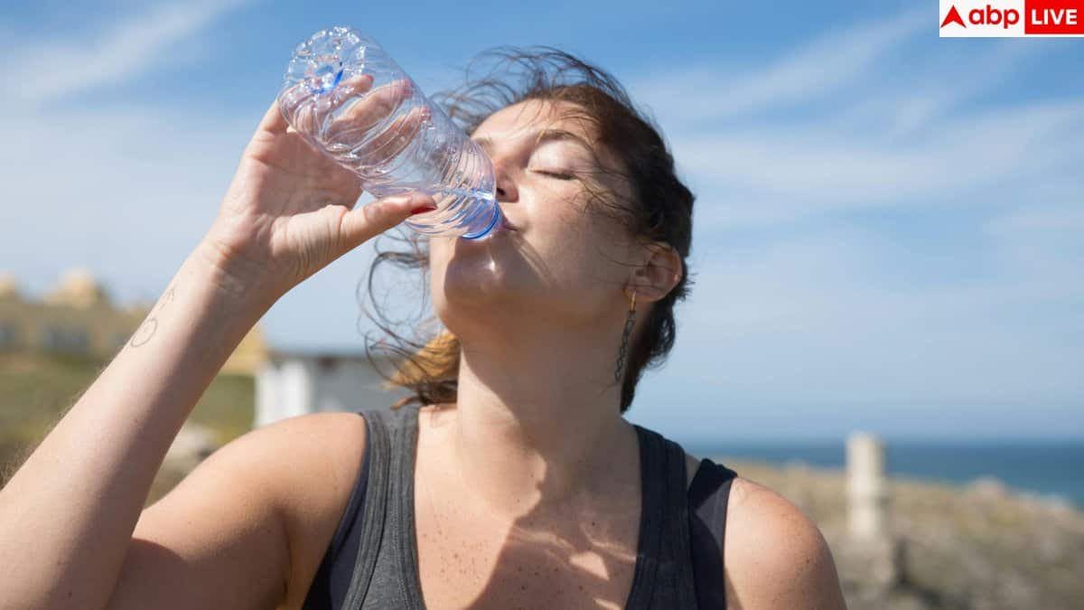 Plastic Bottle Health Impact: पुरानी प्लास्टिक की बोतल में पीते हैं पानी तो हो जाएं सावधान, धीरे-धीरे मौत आ रही करीब