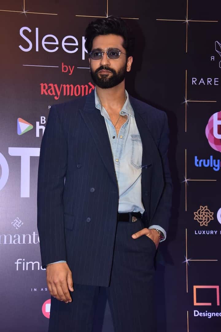 पिता बनने के बाद विक्की पहली बार मीडिया के सामने आए. वो एक अवॉर्ड फंक्शन में गए थे.