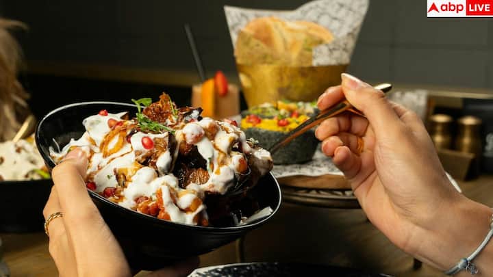 आलू चाट यहां का सबसे लोकप्रिय स्ट्रीट फूड है. कुरकुरे आलू मसालेदार चटनी, मसालों और नींबू के साथ मिलकर जबरदस्त स्वाद देते हैं. कई दुकानदार इसमें अनार के दाने भी डालते हैं, जिससे इसका स्वाद और भी मजेदार हो जाता है.