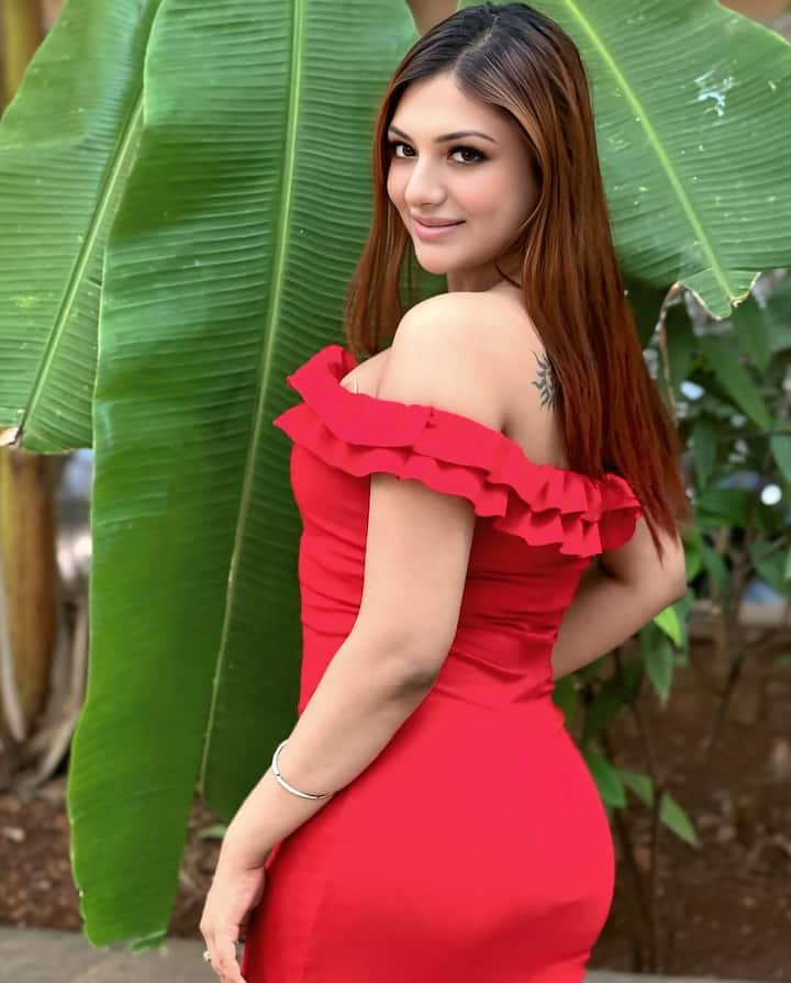 खुशी मुखर्जी ने कहा कि प्रोड्यूसर ने मुझे साइनिंग अमाउंट तो दे दिया था. लेकिन, बाद में कहा कि वो कर्ज में हैं और उस चेक को डिपोटिट ना करें. एक्ट्रेस ने कहा कि उनसे भी पैसे उधार मांगे गए थे.