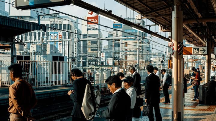 कई बार तो प्लेटफॉर्म पर पैर रखने की जगह तक नहीं मिलती है. मुंबई का छत्रपति शिवाजी महाराज टर्मिनस (CSMT) एक और ऐसा स्टेशन है, जहां लंबी दूरी की ट्रेनों की संख्या देश में सबसे ज्यादा है.