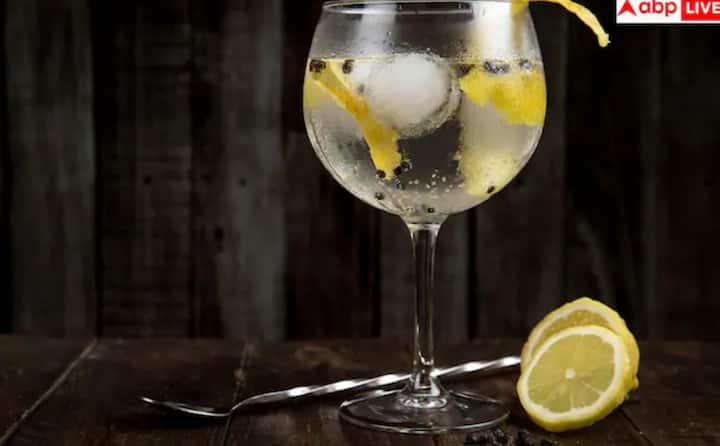 ਸਮੂਦੀ ਨੂੰ ਸਿਹਤਮੰਦ ਮੰਨਿਆ ਜਾਂਦਾ ਹੈ, ਪਰ ਬਹੁਤ ਜ਼ਿਆਦਾ ਪਾਲਕ, ਕੇਲ ਅਤੇ ਗਿਰੀਆਂ ਆਕਸੀਲੇਟ ਦੇ ਪੱਧਰ ਨੂੰ ਕਾਫ਼ੀ ਵਧਾ ਸਕਦੀਆਂ ਹਨ। ਇਸ ਨਾਲ ਕੈਲਸ਼ੀਅਮ ਆਕਸੀਲੇਟ ਪੱਥਰੀ ਬਣਨ ਦਾ ਖ਼ਤਰਾ ਵੱਧ ਜਾਂਦਾ ਹੈ, ਅਤੇ ਕੁਦਰਤੀ ਸ਼ੱਕਰ ਗੁਰਦਿਆਂ 'ਤੇ ਭਾਰ ਵੀ ਵਧਾਉਂਦੀ ਹੈ।