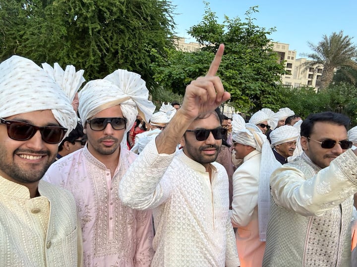 राज्याचे उपमुख्यमंत्री आणि राष्ट्रवादी काँग्रेसचे अध्यक्ष अजित पवार आणि खासदार सुनेत्रा पवार यांच्या धाकट्या मुलाचा लग्नसोहळा आज पार पडत आहे.